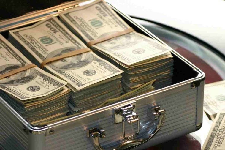 Una valigia con tanti dollari