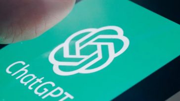 Un dito sulla schermata di ChatGPT