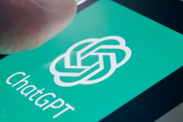 Un dito sulla schermata di ChatGPT