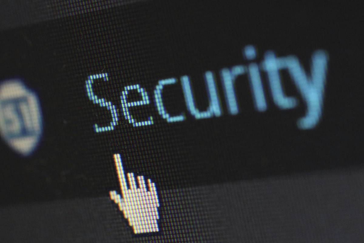 La scritta "security" sullo schermo con un cursore a forma di mano