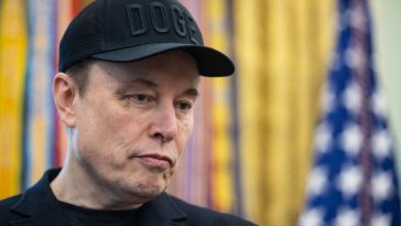 Elon Musk con il cappello con la scritta DOGE