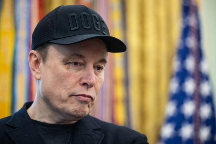 Elon Musk con il cappello con la scritta DOGE
