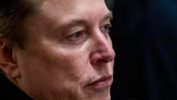Elon Musk con espressione pensierosa