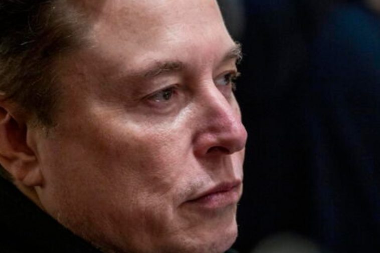 Elon Musk con espressione pensierosa