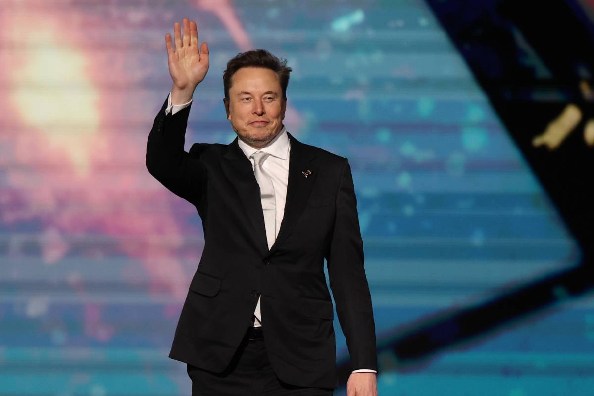 Elon Musk che saluta