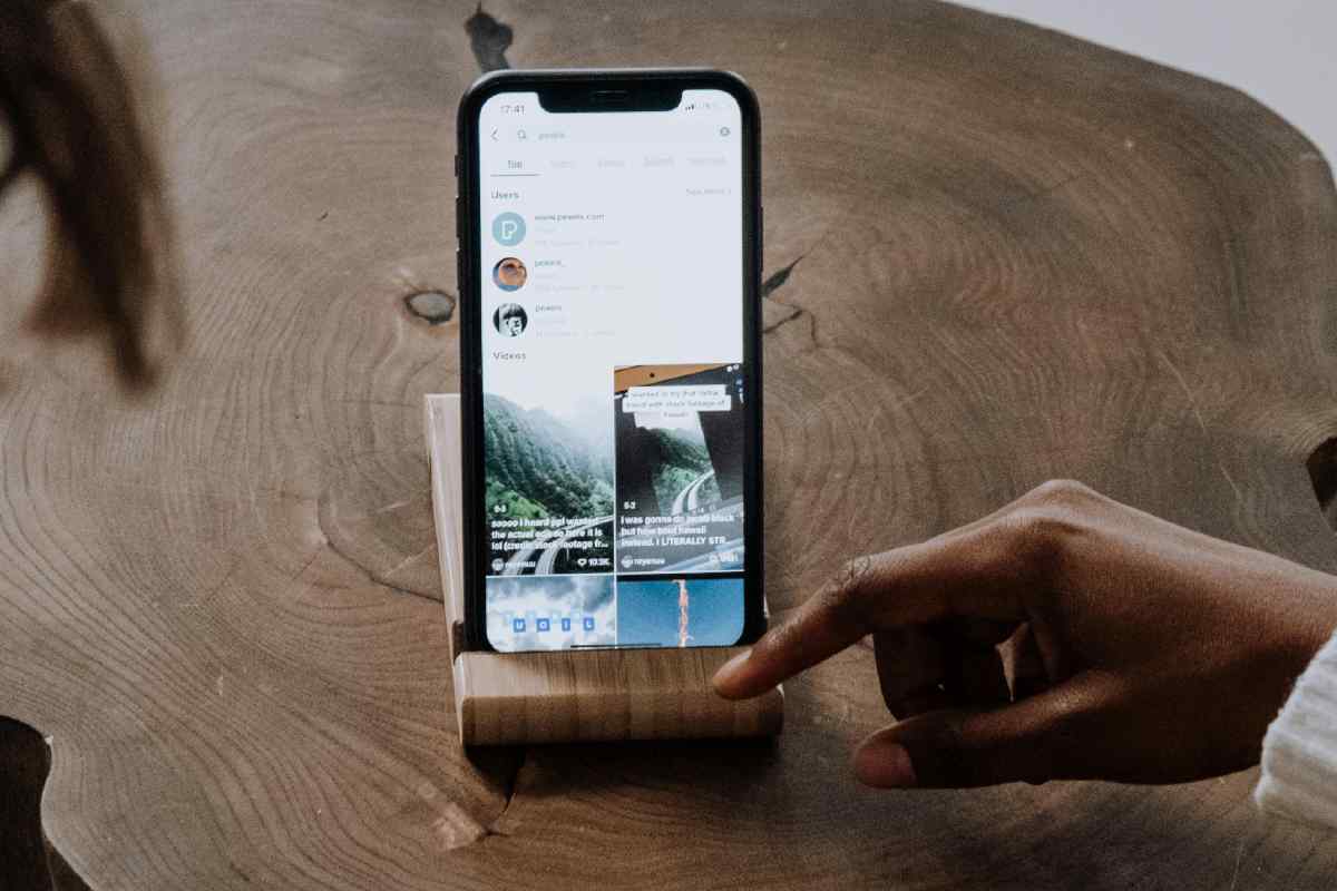 Un telefono collegato a TikTok