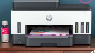 stampante HP Smart Tank appoggiata sulla scrivania