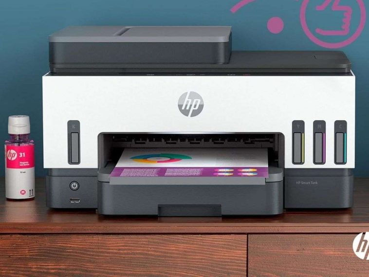 stampante HP Smart Tank appoggiata sulla scrivania
