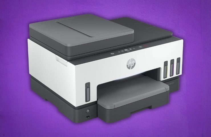 stampante hp smart tank su sfondo viola