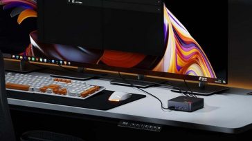 setup completo con Mini PC collegato al monitor su postazione