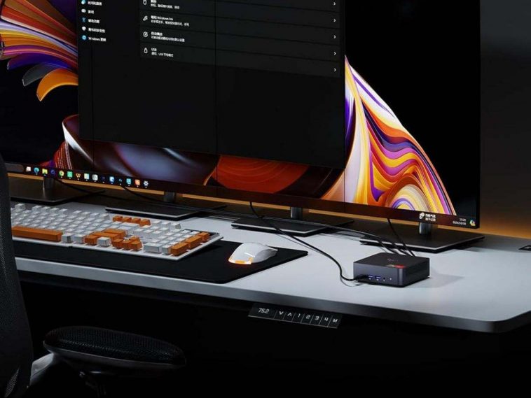 setup completo con Mini PC collegato al monitor su postazione