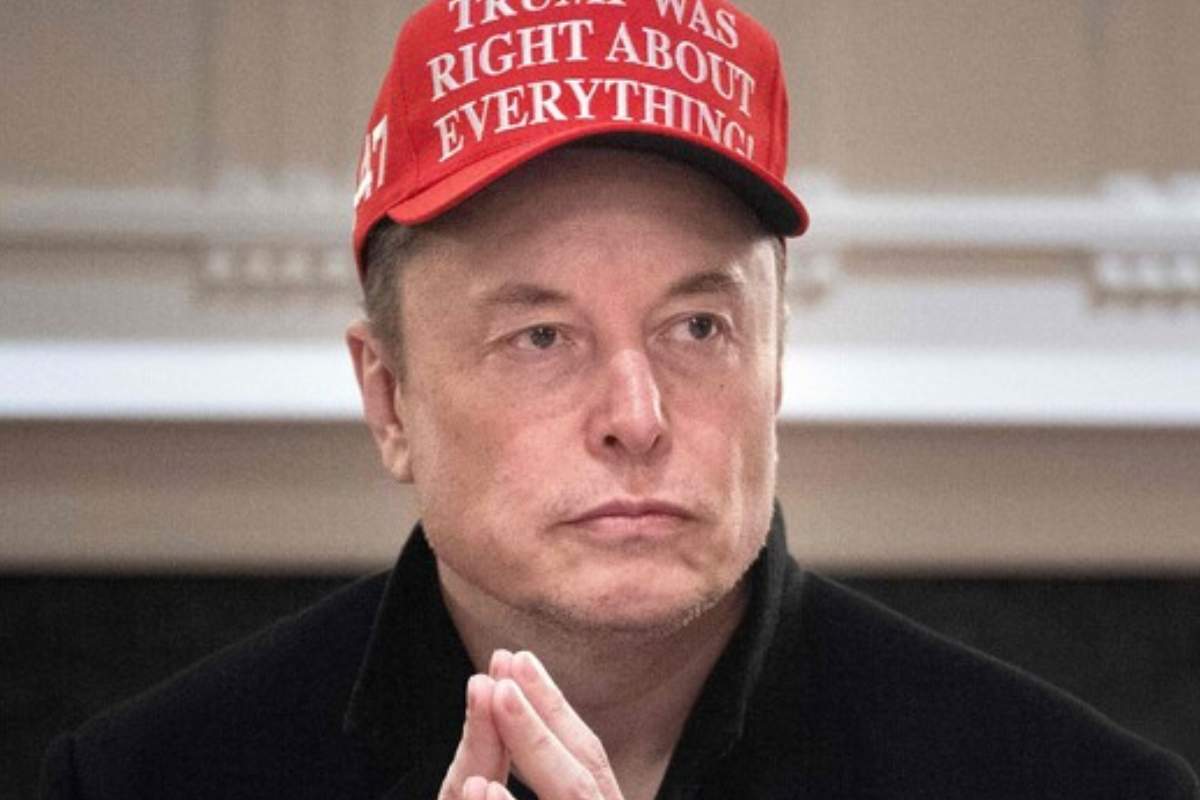 Elon Musk con il cappellino roso pro-Trump