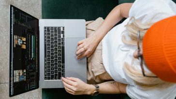Una ragazza che usa un laptop vista dall'alto