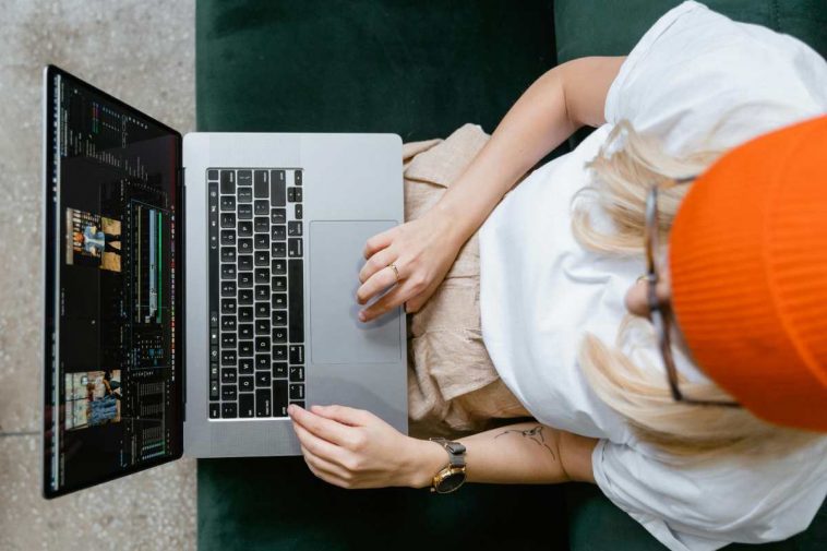 Una ragazza che usa un laptop vista dall'alto