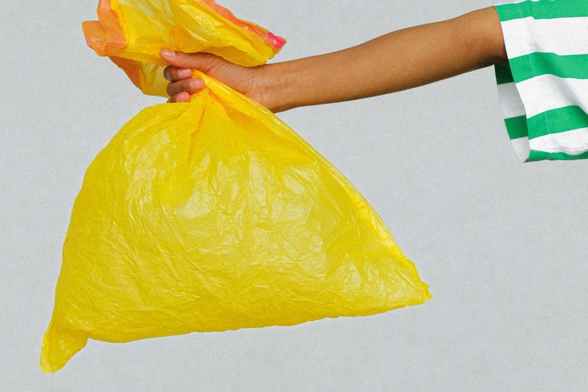 Un sacchetto giallo dell'immondizia