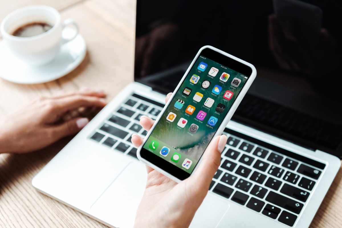 Un iPhone e un portatile