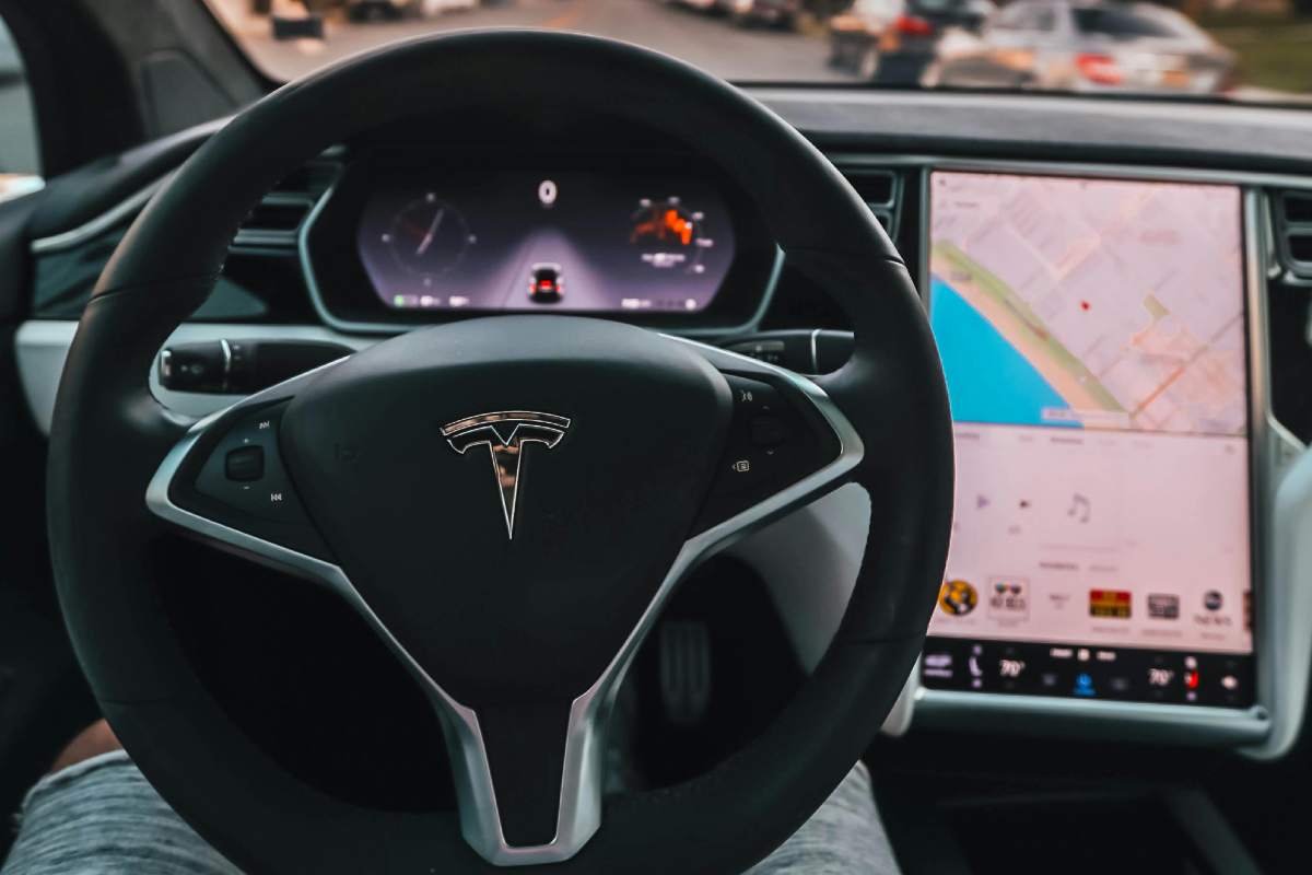 L'abitacolo di una Tesla, con volante e touch-screeen