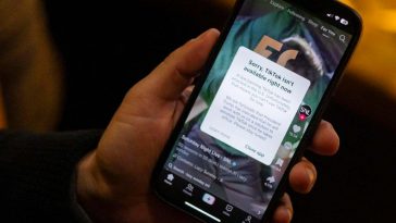 TikTok su un telefono con il messaggio di impossibilità di accesso al contenuto