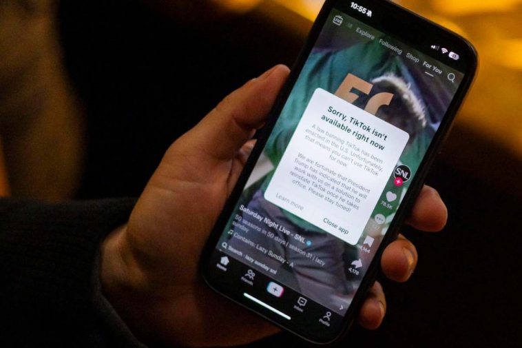 TikTok su un telefono con il messaggio di impossibilità di accesso al contenuto