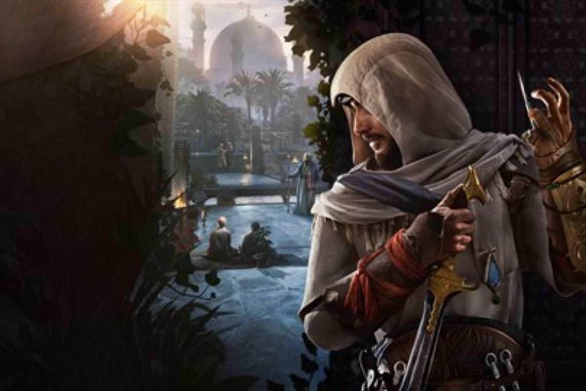 assassino con cappuccio bianco che spia da dietro angolo