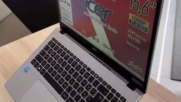 acer Notebook Extensa su sotegno verticale