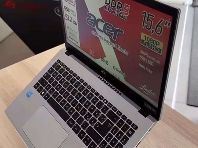 acer Notebook Extensa su sotegno verticale