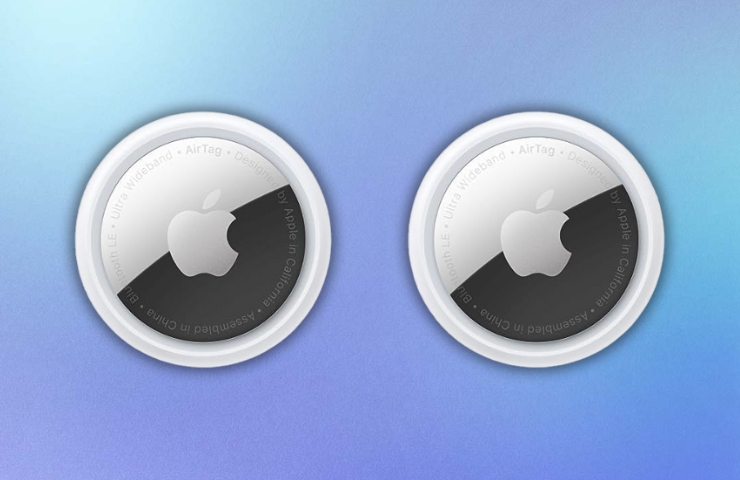 due airtag affiancati su sfondo indaco