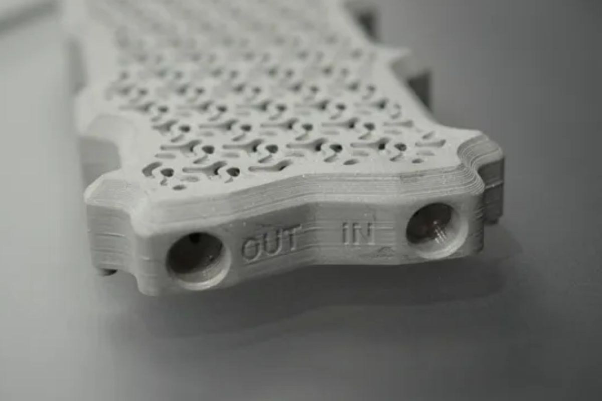 dissipatore grigio visto da davanti con scritte In e Out