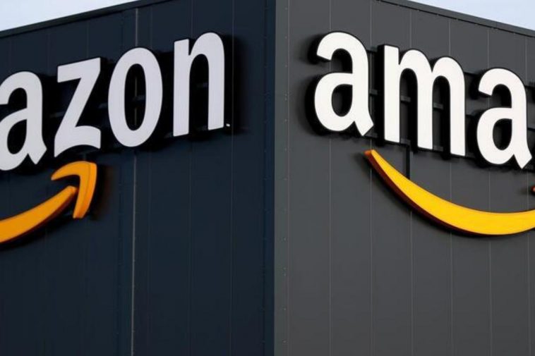 Logo di Amazon su un deposito