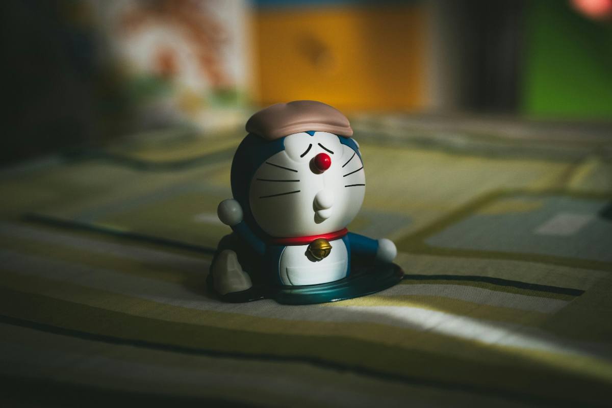 Una statuetta di Doraemon, personaggio degli anime