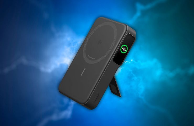 Power bank anker maggo su sfondo blu