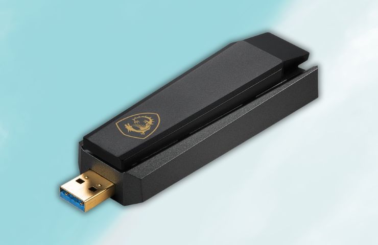 Antenna Wi-Fi - MSI AXE5400 su sfondo azzurro