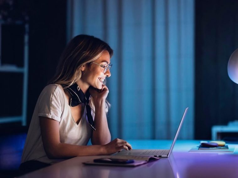 ragazza su scrivania che scrive con laptop asus