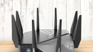 ASUS Rog Rapture GT appoggiato su una scrivania e davanti a muro di legno bianco