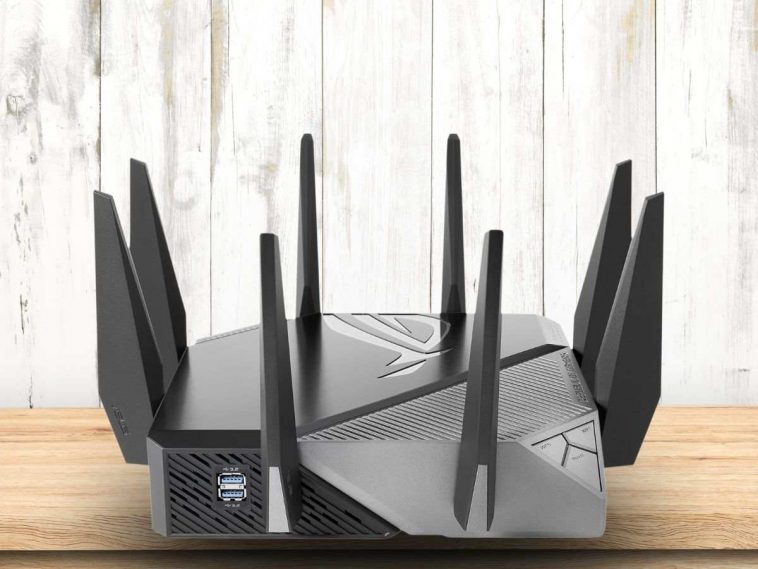 ASUS Rog Rapture GT appoggiato su una scrivania e davanti a muro di legno bianco