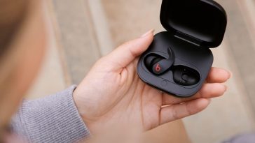 beats fit pro con scatola dentro scatola in mano a persona