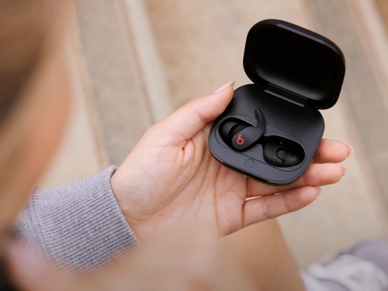 beats fit pro con scatola dentro scatola in mano a persona