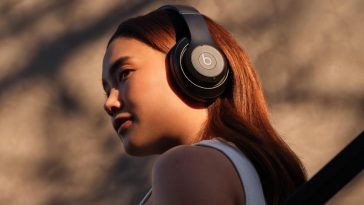 ragazza di profilo che indossa le cuffie Beats Studio Pro