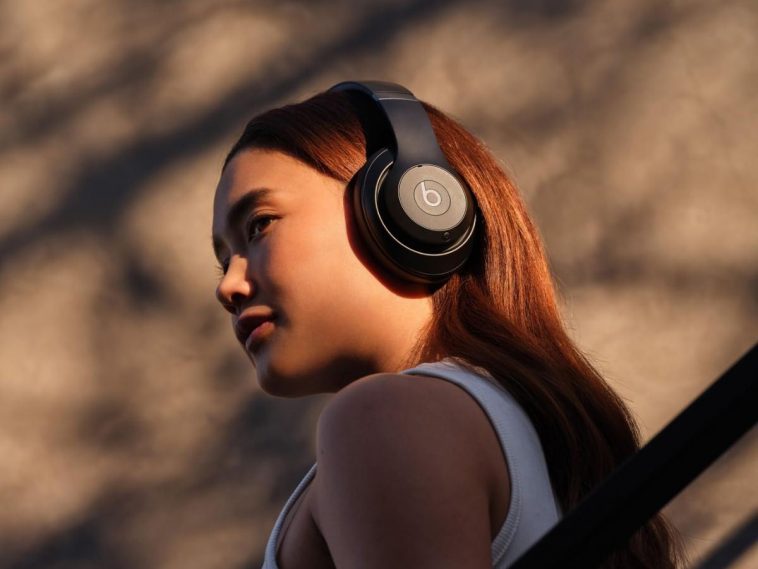 ragazza di profilo che indossa le cuffie Beats Studio Pro