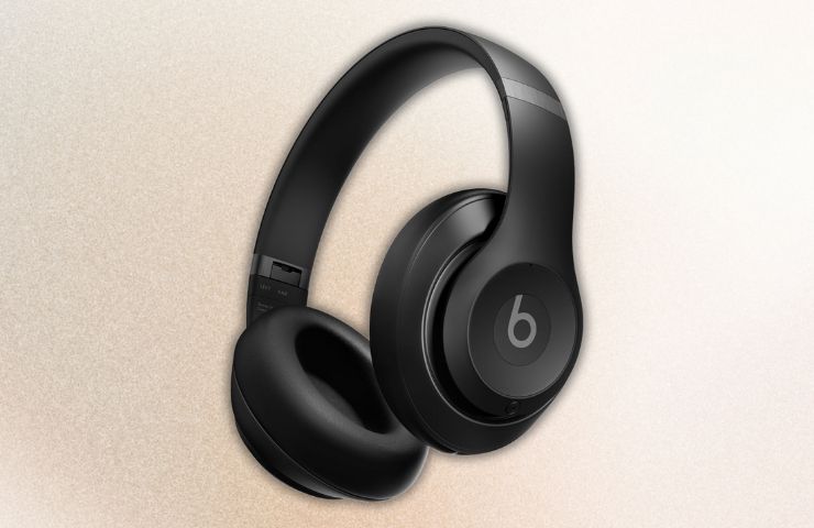 cuffie beats studio pro su sfondo beige