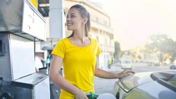 Una ragazza che mette benzina