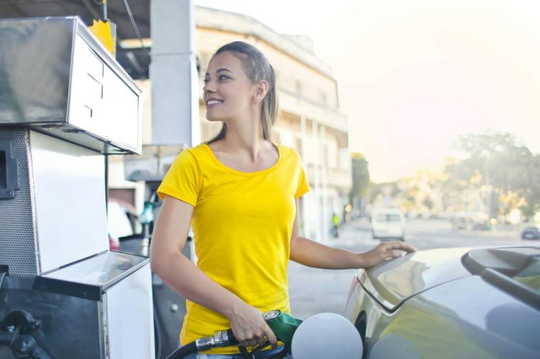 Una ragazza che mette benzina