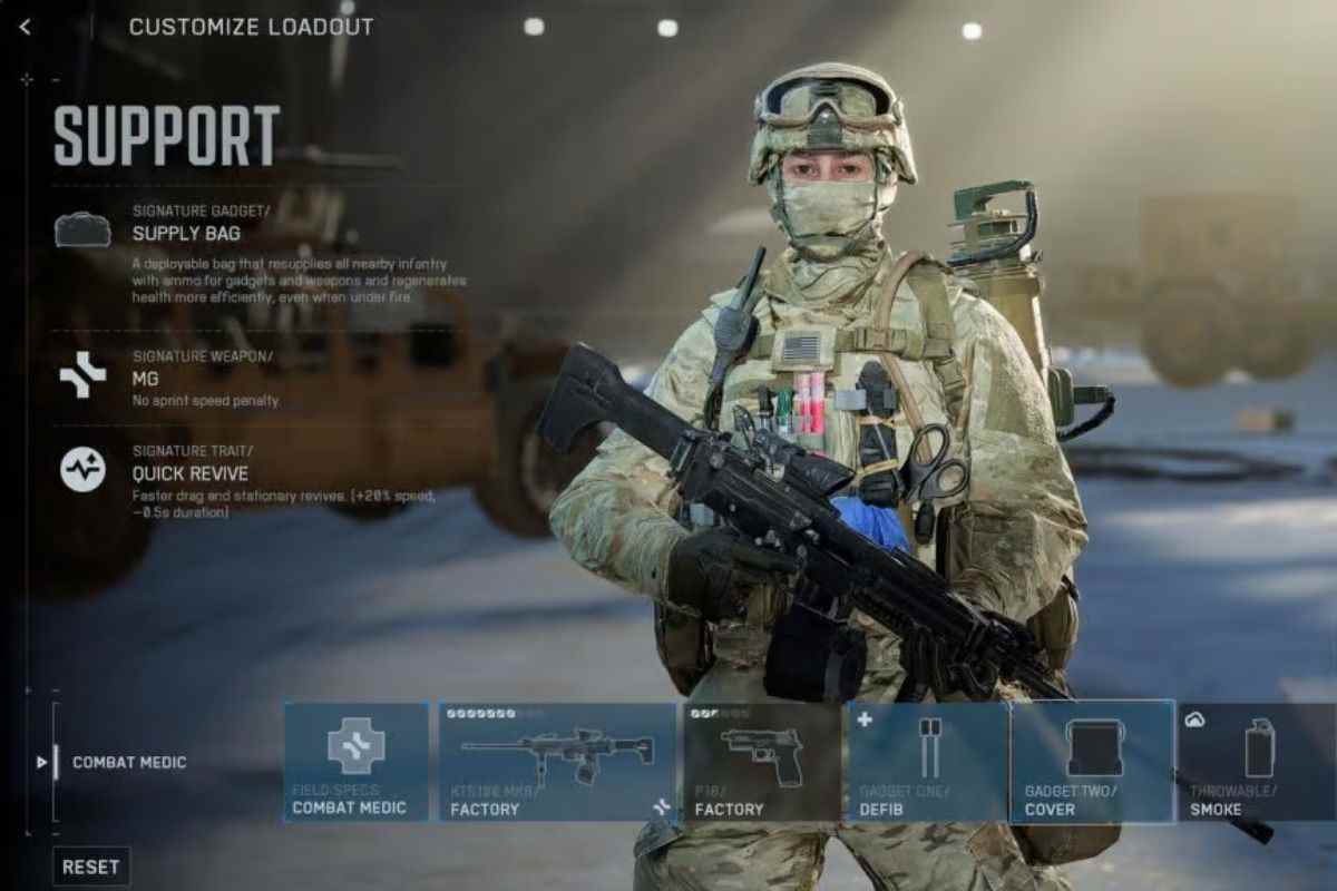 soldato con mimetica e fucile con scritta Support