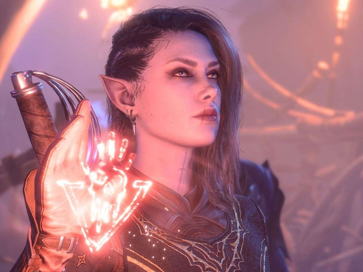 personaggio femminile bg3 con incantesimo in mano