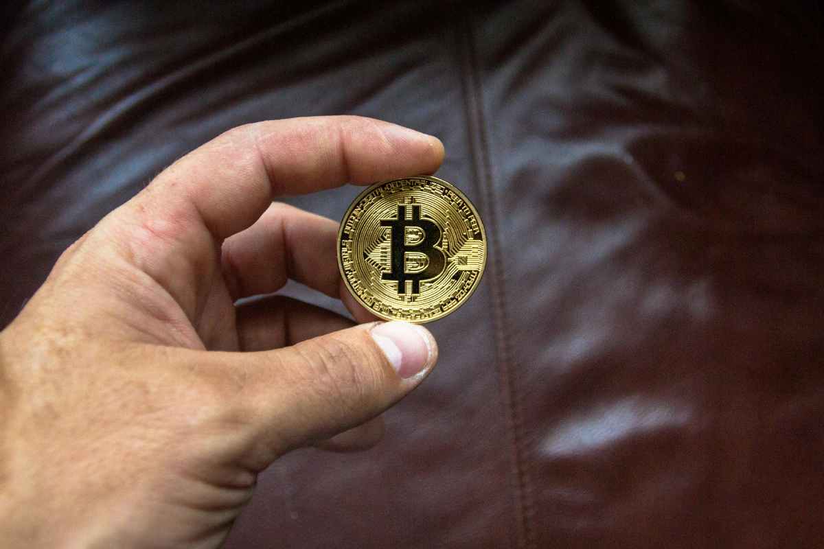 Un bitcoin in un mano