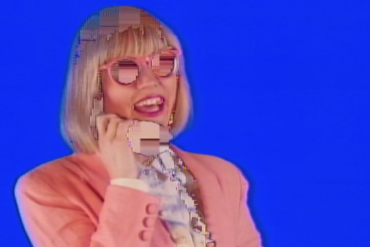 donna con occhiali parla al telefono