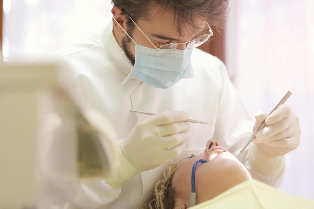 Un dentista durante un intervento odontoiatrico