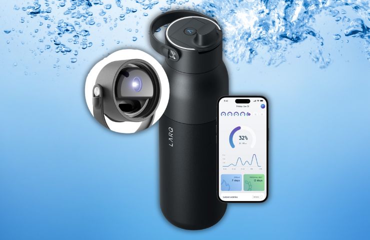 borraccia smart larq su sfondo acquoso con smartphone