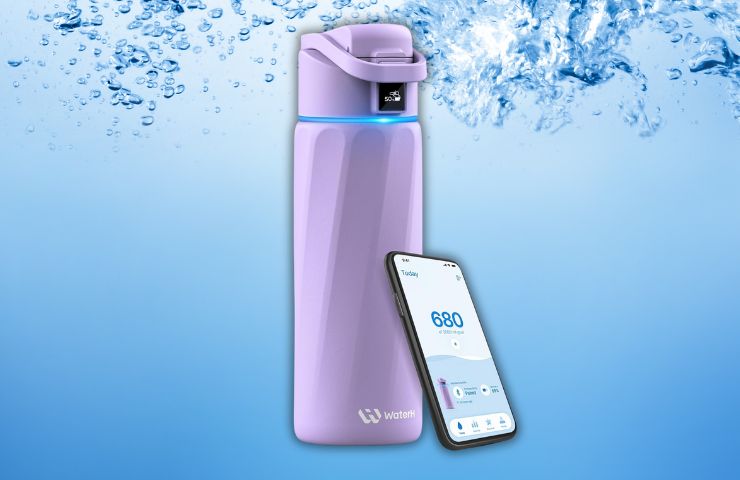 borraccia smart waterh boost su sfondo acquoso con smartphone