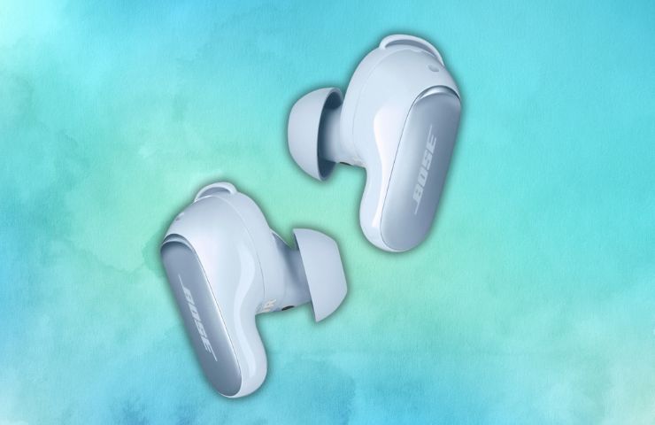 auricolari Bose Ultra Earbuds su sfondo celeste